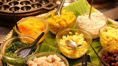 异国情调的东方亚洲甜蜜的美味的甜点不寻常的色彩斑斓的传统的菜计数器集市街食物晚上食物法院曼谷资本烹饪晚上市场